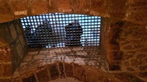 Через решетку из нижнего Храма виден верхний