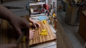 Делаем вкусный салат Оливье