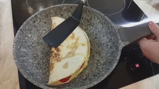 Просто вылейте 2 Яйца на лаваш и результат будет потрясающий! Вкуснее, чем пицца!