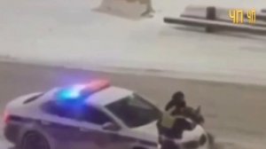 Мигранты с НОЖАМИ напали на ПОЛИЦИЮ.