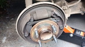 Замена задних тормозных колодок на Шевроле Кобальт