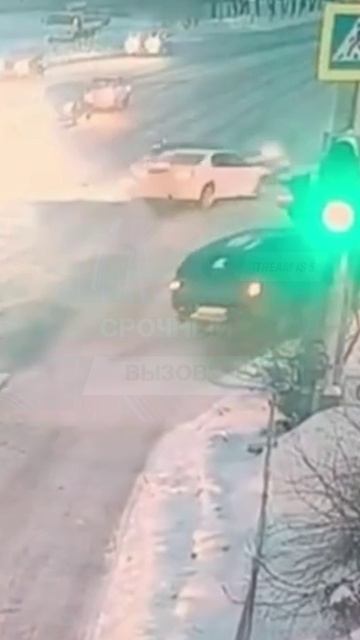 Жесткое ДТП на Суворова в Хабаровске водитель и пассажир пострадали  | Чуть не снес пешеходов