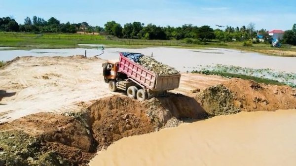 Wonderful Landfill Project !! Komatsu D60 Dozer Pushing Landfill with Dump Truck Unloading