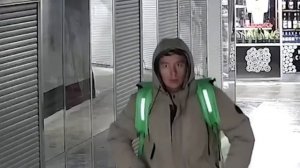 Неадекватный курьер мигрант ударил ногой в лицо пенсионерку в Новосибирске