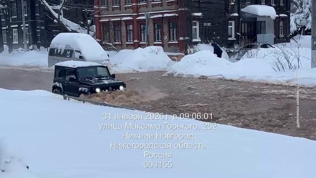 Продолжается уборка улицы Ковалихинской после потопа из-за прорыва трубы смотреть онлайн