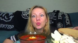 Мукбанг наивкуснейший борщ с салом и чесноком. Еда вкуснота.