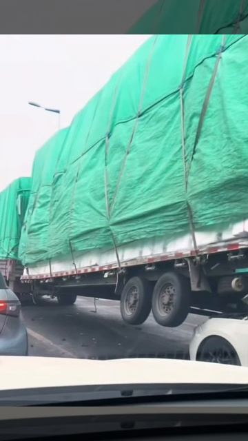 Влетел под грузовик! Страшная авария на дороге, BYD врезался в фуру!!. смотреть онлайн