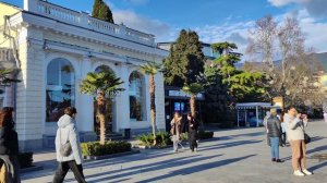 А мы пока в Ялте...