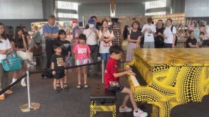 Риккун 8 лет, пианино, играет в Дораэмоне,  в здании Токийского столичного правительства!