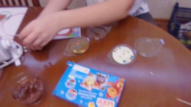 Готовим шоколадные медальки с конфетками. Это очень вкусно, смотрите до конца.