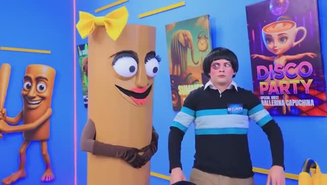 Как пронести сладости в кинотеатр вместе с Балериной Капучино Смешной Кринжовый Косплей смотреть онлайн