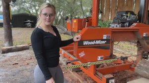 Распиловка красного дерева . На ленточной пилораме .