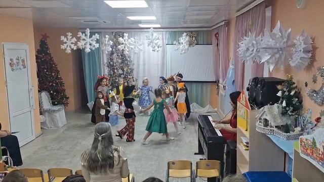 "Вот какая ёлочка" песня муз.Попатенко.mp4 смотреть онлайн