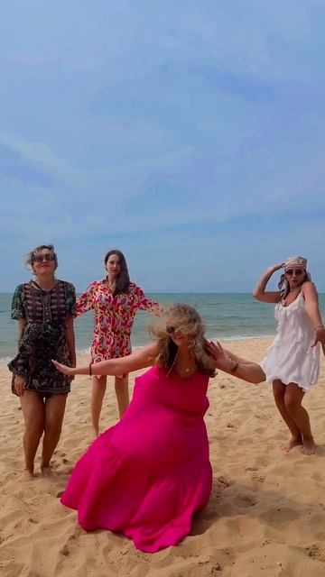 Путешествовать одной хорошо, а с подругами веселее! смотреть онлайн