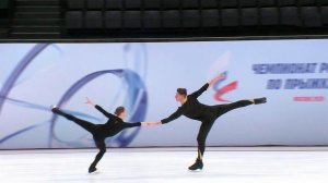 В Москве стартовал второй день чемпионата России по прыжкам в фигурном катании.