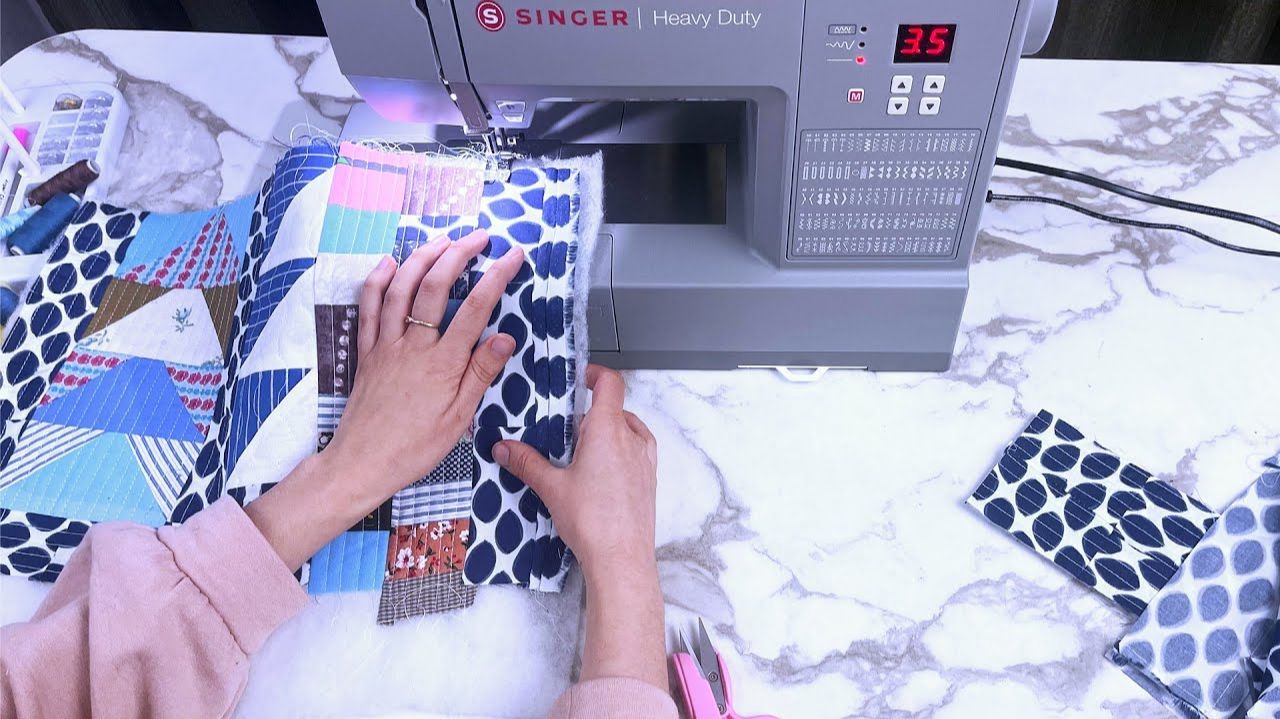 Как превратить кусочки ткани в красивую сумку в стиле пэчворк. смотреть онлайн