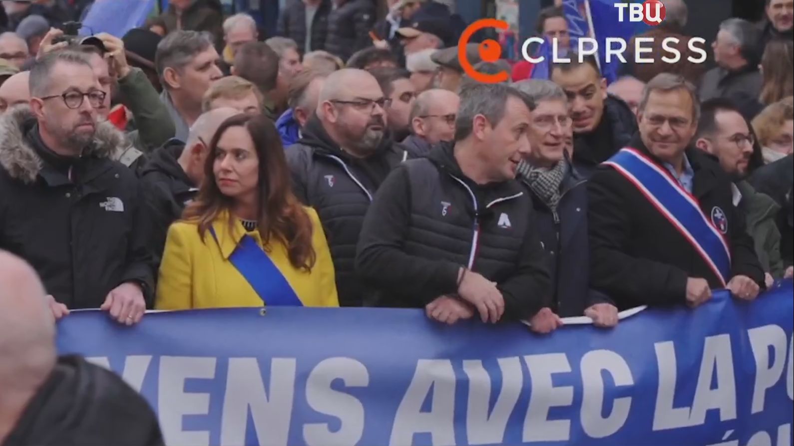 Французские полицейские вышли на акцию протеста из-за безысходности смотреть онлайн