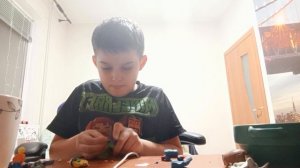 лепим паровозика Томаса и пластилина
