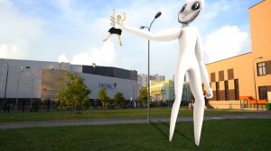 Человек за окном схватил Селену