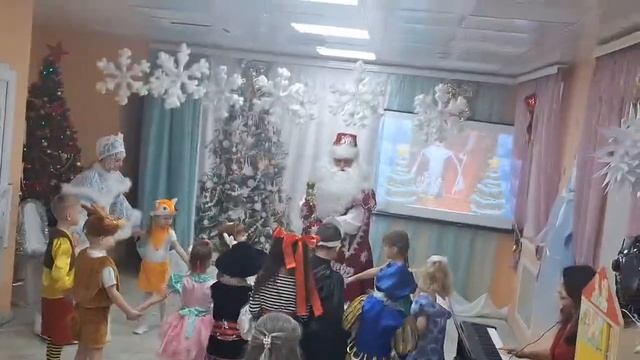 появление Деда Мороза.mp4 смотреть онлайн