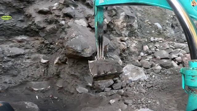 Строительство, экскаватор копает песок смотреть онлайн