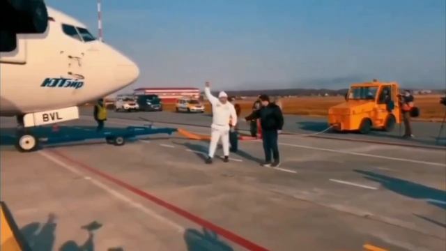 Эльбрус Нигматулин перетянул самолёт весом 36 тонн на расстоянии 25 метров.