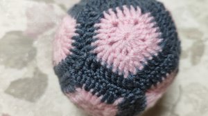 Мячик крючком из мотивов. Просто.