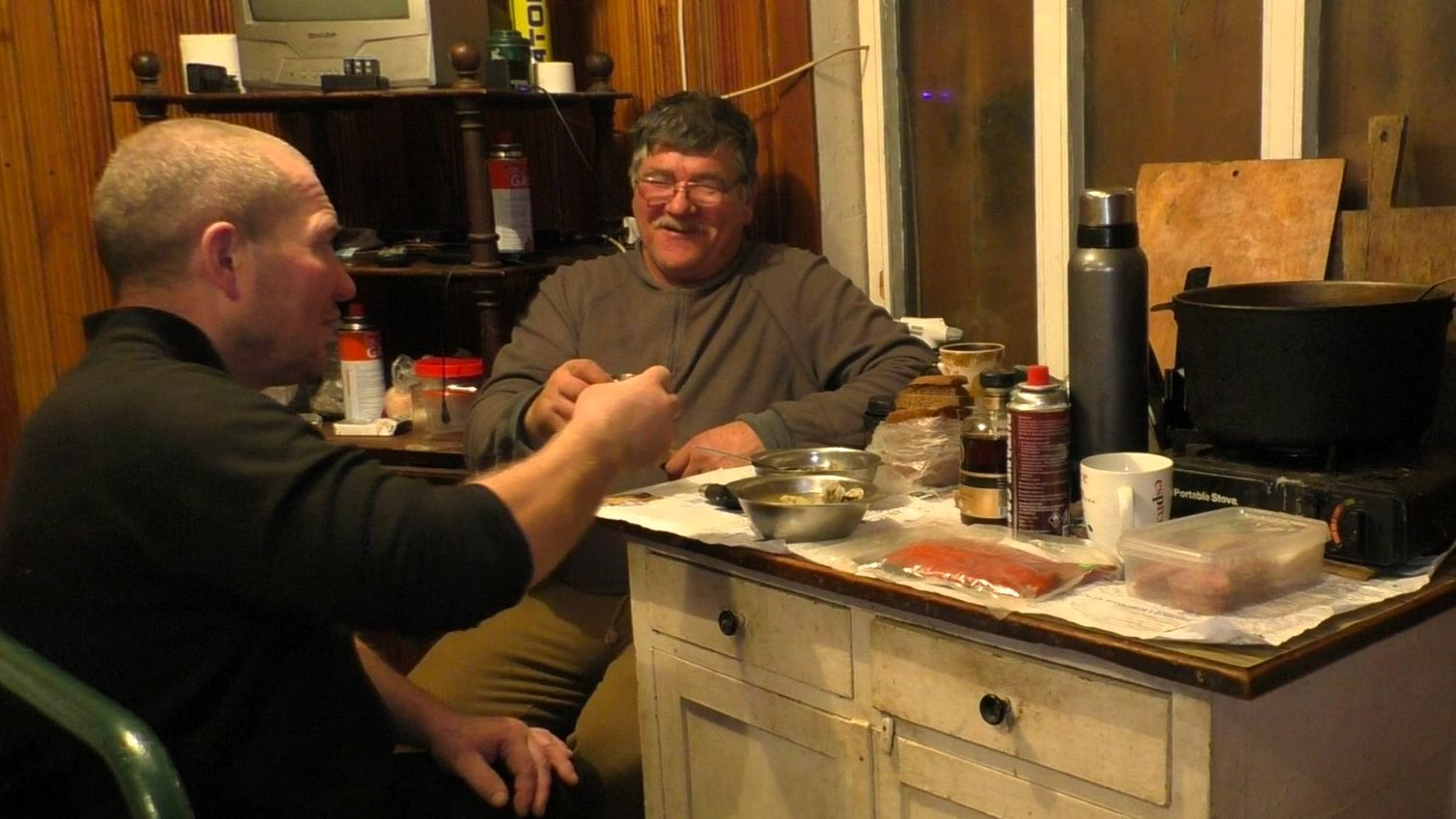 КАМЧАТКА - Рыбацкий рай #10 Вечер в рыбацкой избе смотреть онлайн