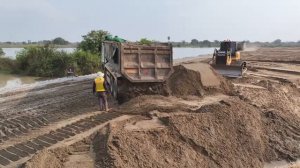 26 Поразительно!! Самосвал грузоподъемностью 25 тонн Засыпает озеро песком с помощью бульдозера SHAN