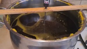 Вощина своими руками. Шаг 1. Стерилизация воска. Отливка восковых дощечек