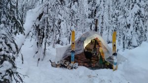 Зима, палатка и печка.