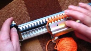 6. Вязание на ручной вязальной машинке "Ивушка". Вязание резинки. Провязывание петель