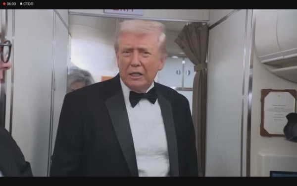 Президент США Трамп общается с прессой на борту самолета Air Force One, 31 января 2026 года
