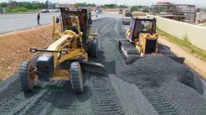 Мощь в деле - бульдозер и самосвалы строят фундамент для шоссе