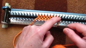 4. Вязание на ручной вязальной машинке "Ивушка". Вязание резинки. Набор первого ряда