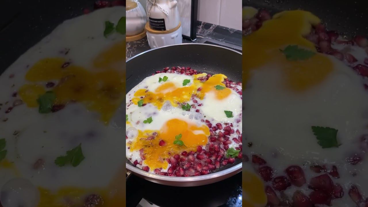 ГЛАЗУНЬЯ С ГРАНАТОМ @rezept_tut #рецепты #food #яйца #глазунья #еда #яичница