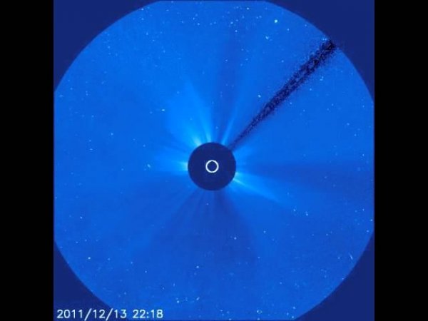 огромная комета врезается в солнце 15 декабря 2011