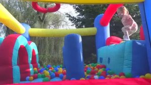 СУПЕР новый БАТУТ и сюрпризы Для Девочек