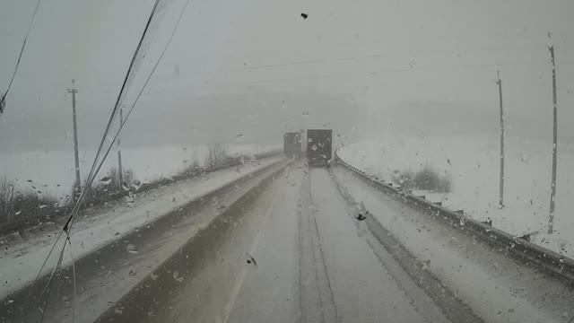 Работаю на СКАНИИ. Снегопад, штурмую подъем. Переговоры дальнобойщиков по рации. смотреть онлайн