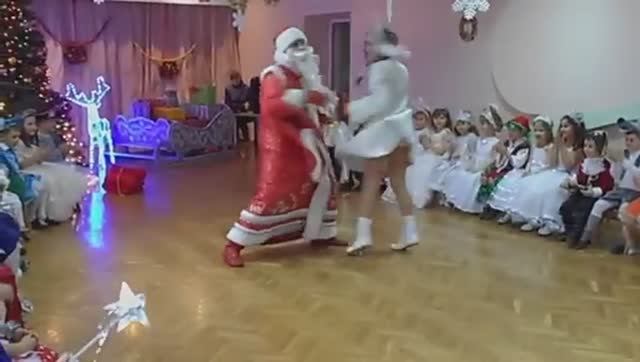 По-моему Дед Мороз и снегурочка попутали детский утренник с корпоративом 🤬 смотреть онлайн