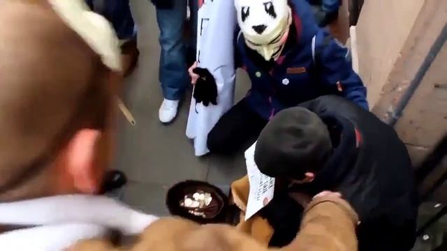 Anonymous помогли бездомному. Митинг в Нотингеме.mp4 смотреть онлайн