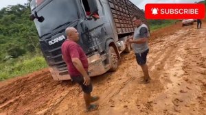 Грязь вместо дорог: как ездит бразильский дальнобой