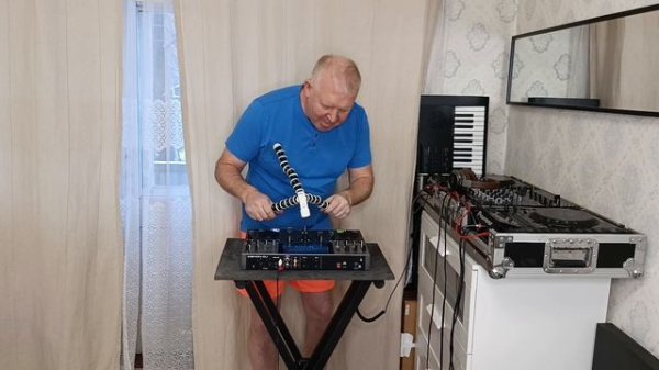 Полтора землекопа, в танцах)
Denon prime go+.