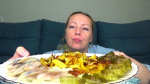 Мукбанг картошка жареная, селедка с луком, огурцы соленые.Еда вкуснота.