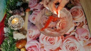 Кто вас  любит 💞 гадание на свече