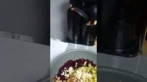 Салат из грибов рыжиков и свеклы