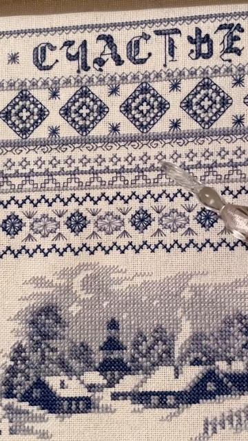 Орнамент напоминает морозные узоры.