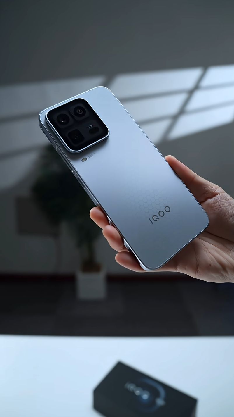 iQOO 15 Ultra - ТОП! Первое знакомство с Заряженной пушкой из поднебесной 🧨🚀 #iqoo15ultra #shorts смотреть онлайн