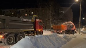 Без выходных и перерывов: в Вязьме продолжается круглосуточная уборка снега