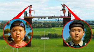 Кукла Кальмар и ее брат играют в игру скакалки на выживание